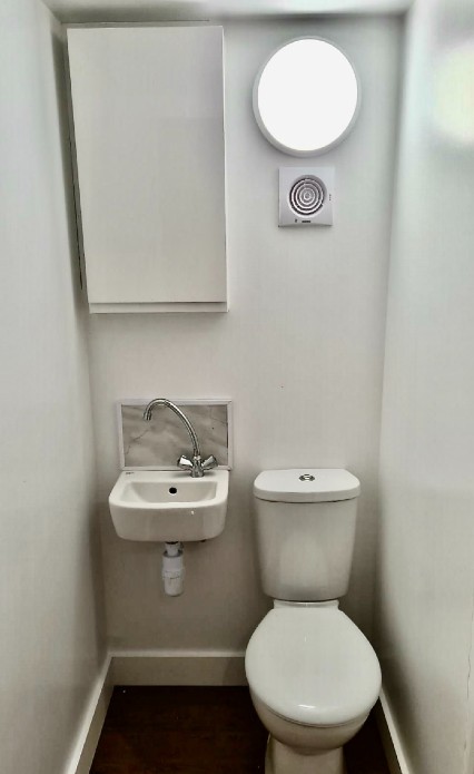 Toilet cubicle